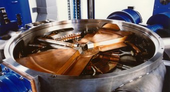 Ein großer Metallbehälter mit einem rotierenden Gerät im Inneren, das braune Flüssigkeit verarbeitet. (Mistral: Pixtral Large 2411, 2026-03-04)