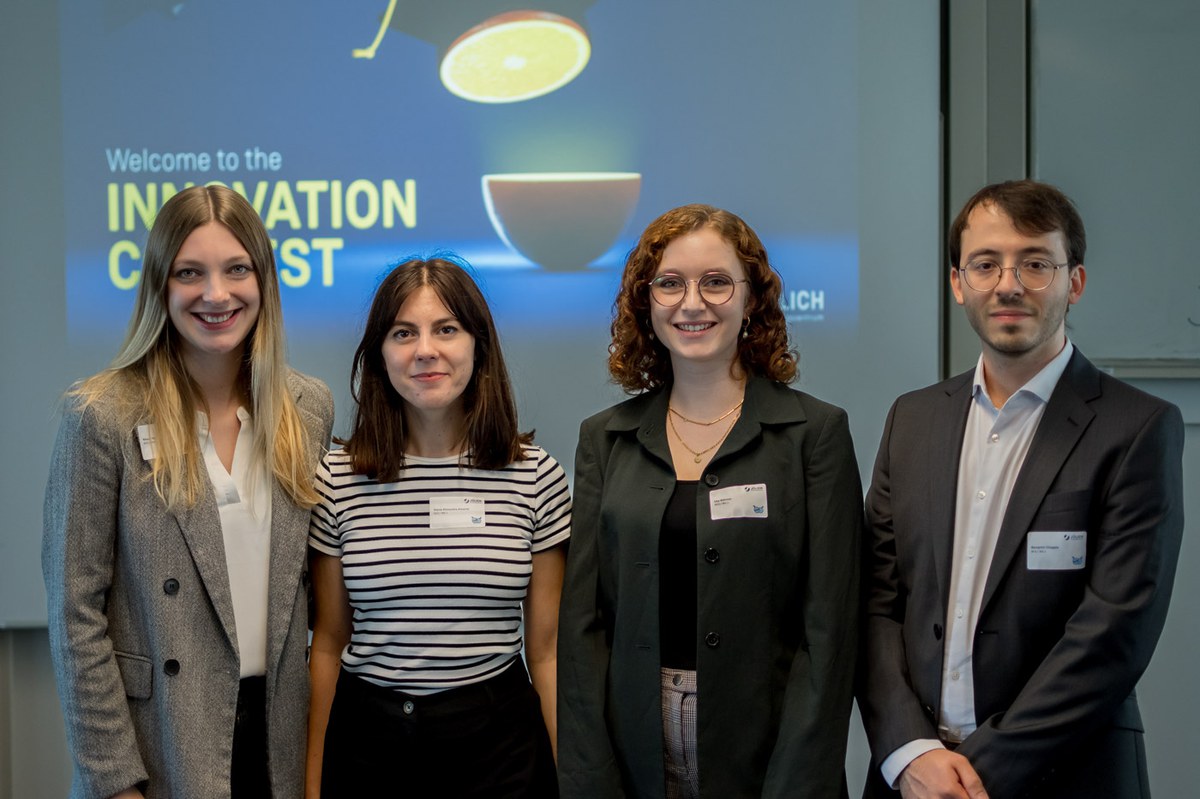 Das Team vom Projekt Methylution steht vor einer Leinwand