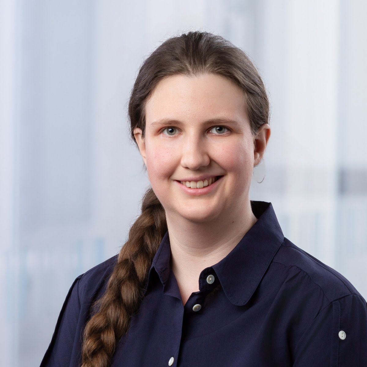 Eine Person mit langen, zu einem Zopf gebundenen Haaren trägt ein dunkles Hemd. (Mistral: Mistral Medium 3.5, 2026-09-15)
