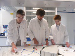 Teilnehmer der  Forscherwoche Energie experimentieren im JuLab