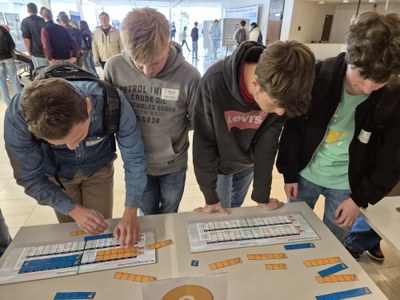 Man sieht Jugendliche, die an einer Mitmachstation teilnehmen