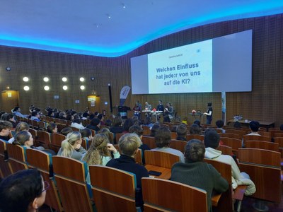 Man sieht den großen Hörsaal während des Podiumsgespräches