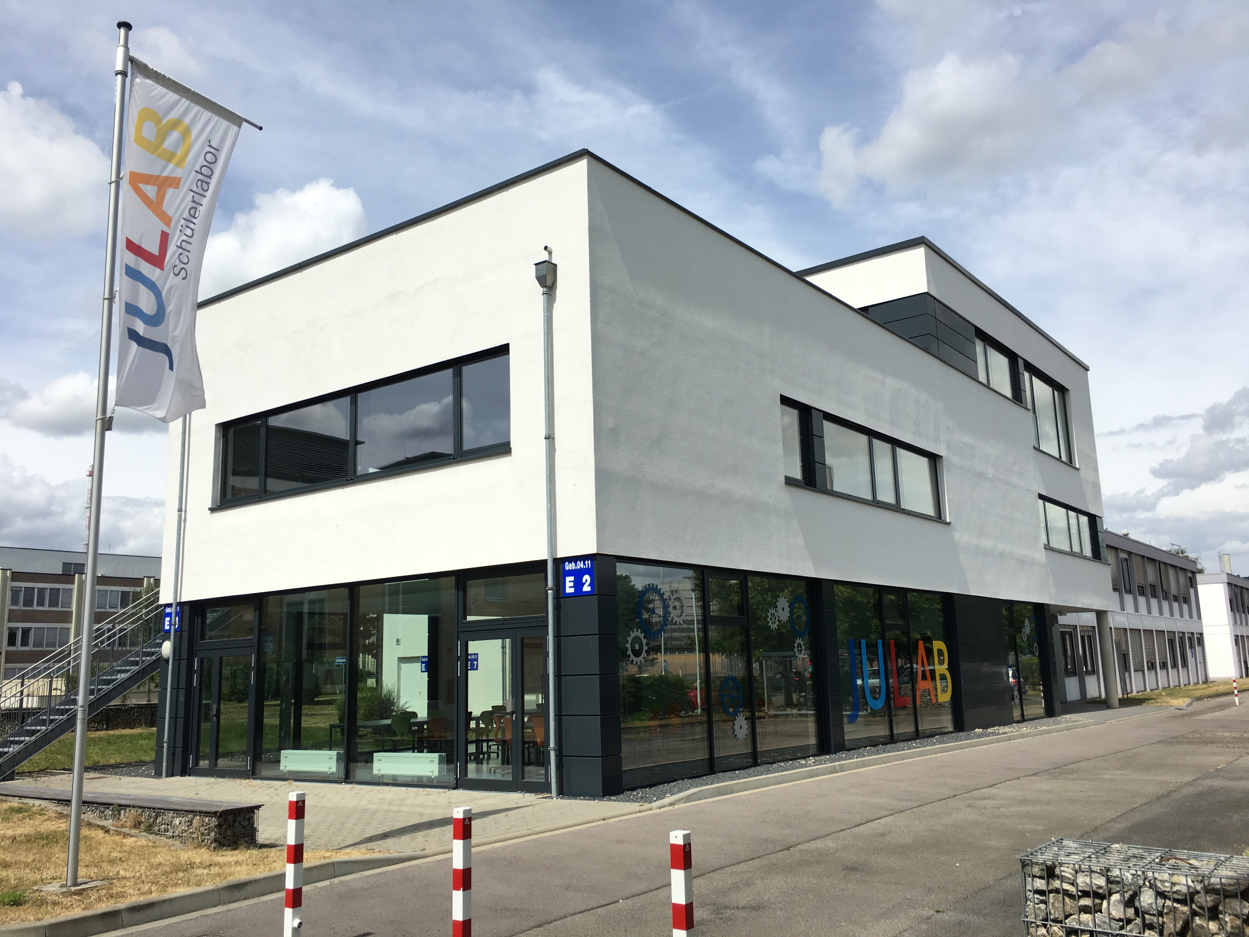 Glas Und Gebäudereinigung In Der Nähe JuLab_Geb%C3%A4ude_3.poster.jpeg