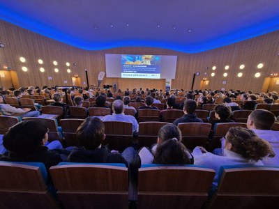 Man sieht den großen Hörsaal mit Blick auf den Einführungsvortrag