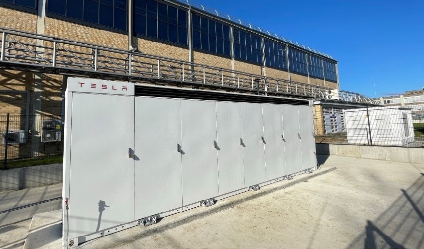 Erstes deutsches Tesla-Megapack auf dem Jülicher Campus.