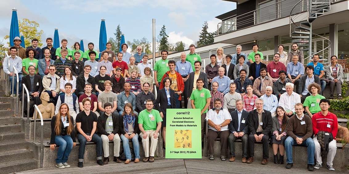 Gruppenfoto_Autumn_School_on_Correlated_Electrons_mit_Poster_web.jpg