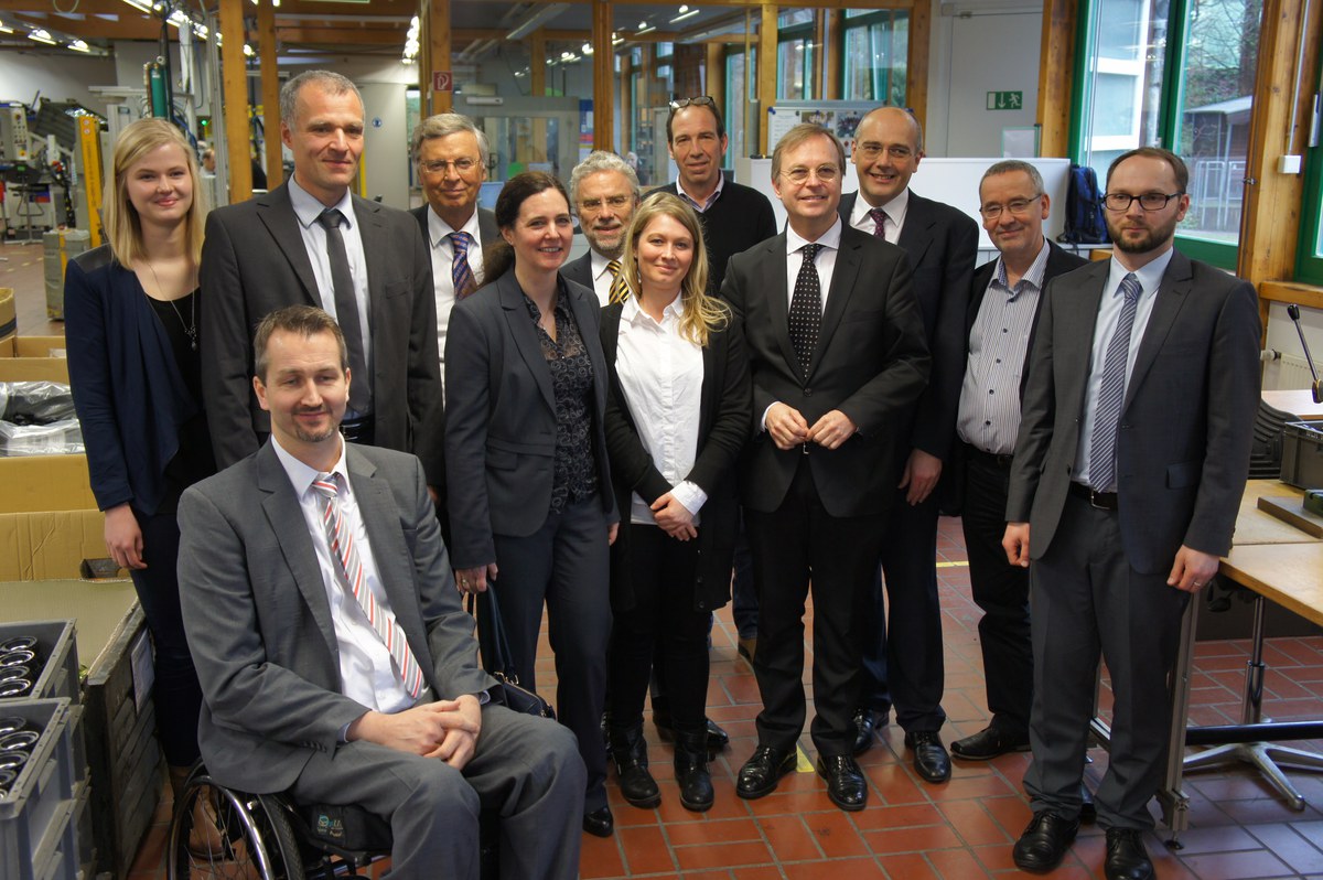 Gruppenfoto beim offiziellen Projektstart in der Werkstatt der Lebenshilfe