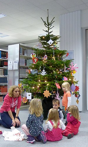 Kleine Füchse – Schmücken des Weihnachtsbaumes in der ZB (2018)