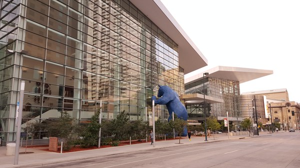 The "Blue Bear" mascot infront of the Colorado Convention Center, Denver -- Picture by Bernd Mohr