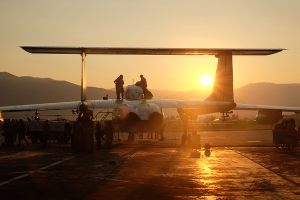 Last minute preparation before flight. Sunrise in the back. Picture by Brian Leen