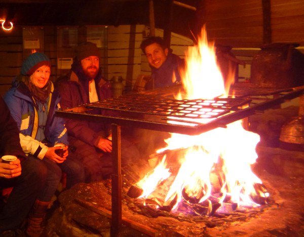 Tea and coffee break at the fire place in the Sami Tipi. Picture by Jörn Ungermann, FZJ.