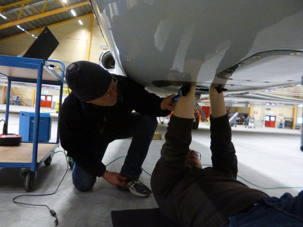 The GLORIA Team trying to fix the spectrometer problem. Picture by Isabell Krisch, FZJ.