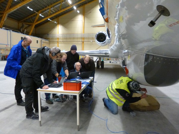 Checking if the solution works. Picture by Isabell Krisch, FZJ.