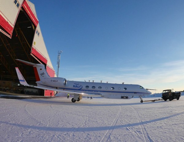 HALO leaving the Arena Arctica. Picture by Peter Preuße, FZJ.