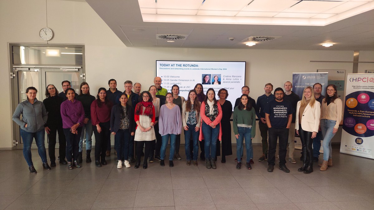 Group photo with all participants