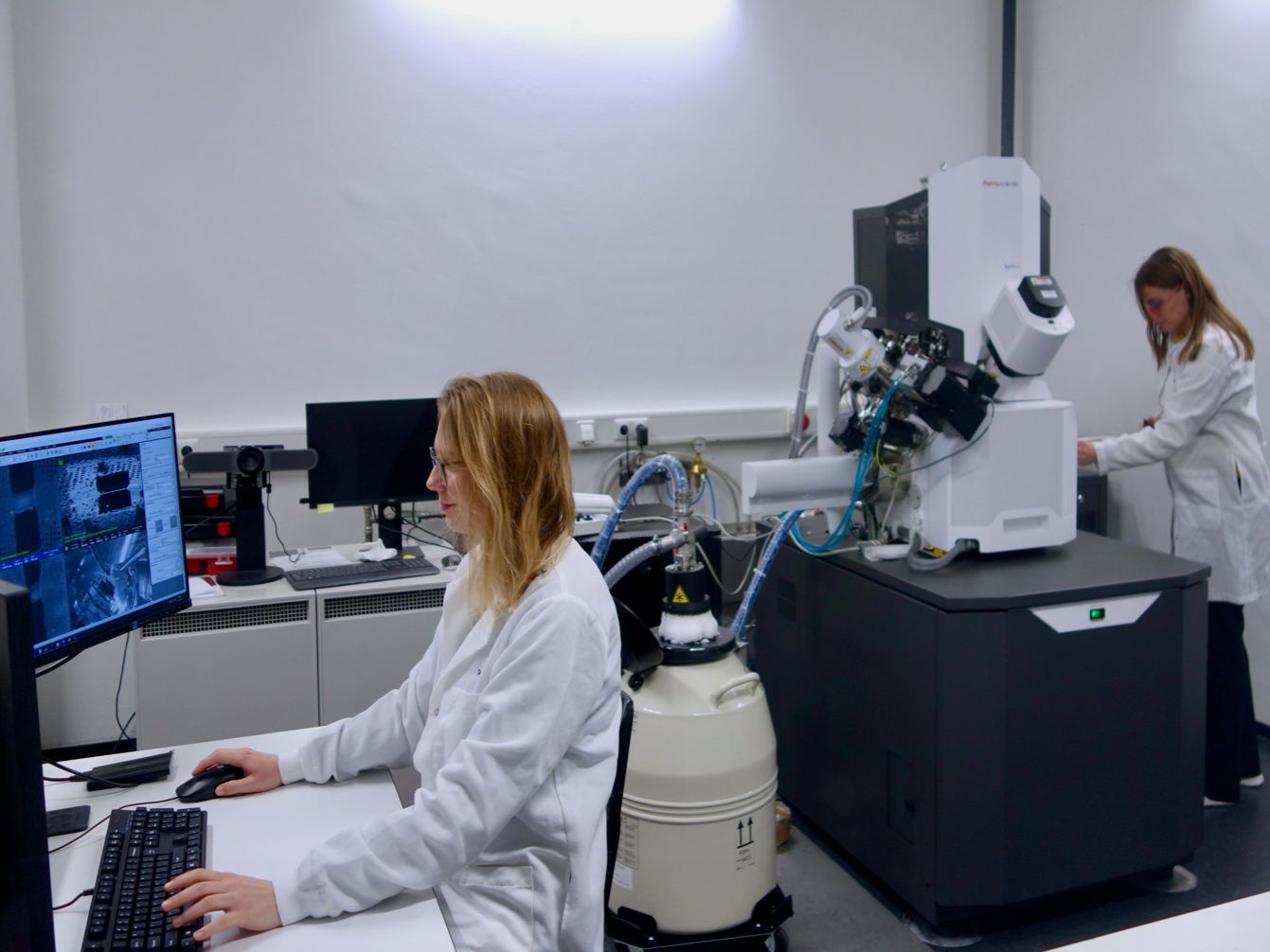 Electron cryo-microsopes