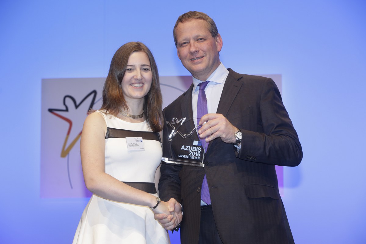Julia Valder recieves the award "Best German Trainee 2016" from Eric Schweitzer, the president of DIHK; Foto: DIHK / Schicke/ Ebner