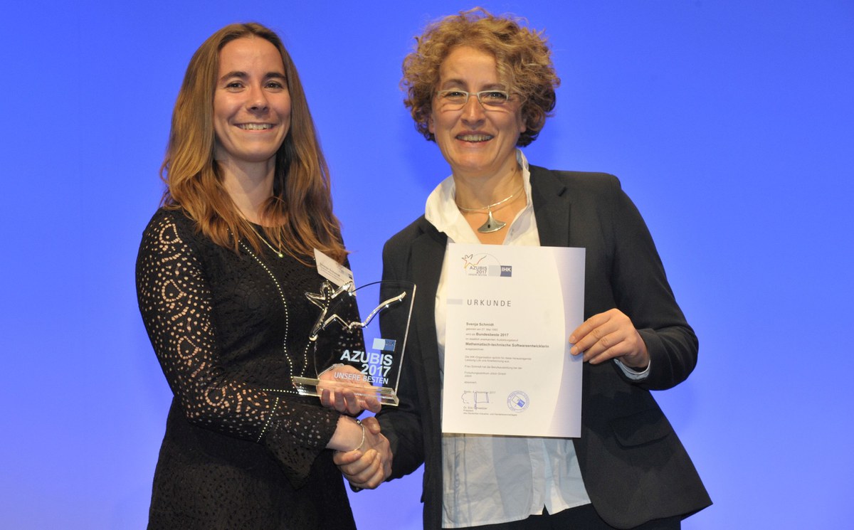Svenja Schmidt erhält ihre Urkunde