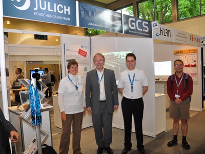 from left to right: Jutta Docter, Thomas Lippert, Robert Speck, visitor