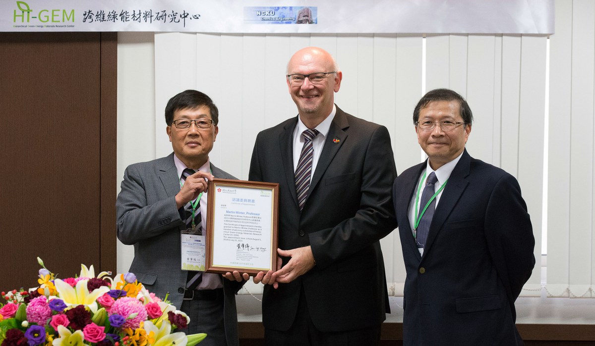 The award is presented to Prof. Dr. Martin Winter by Prof. Jow-lay Huang and Prof. Tungyang Chen