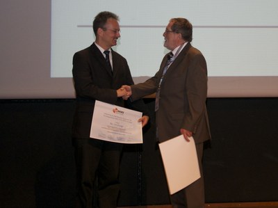JSC receives the "Fastest Supercomputer in Europe" award for JUQUEEN: Norbert Attig (JSC Deputy Head) receives the award from Hans Meuer (Top500 committee).