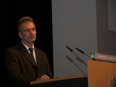 JSC Deputy Head Norbert Attig adresses the audience.