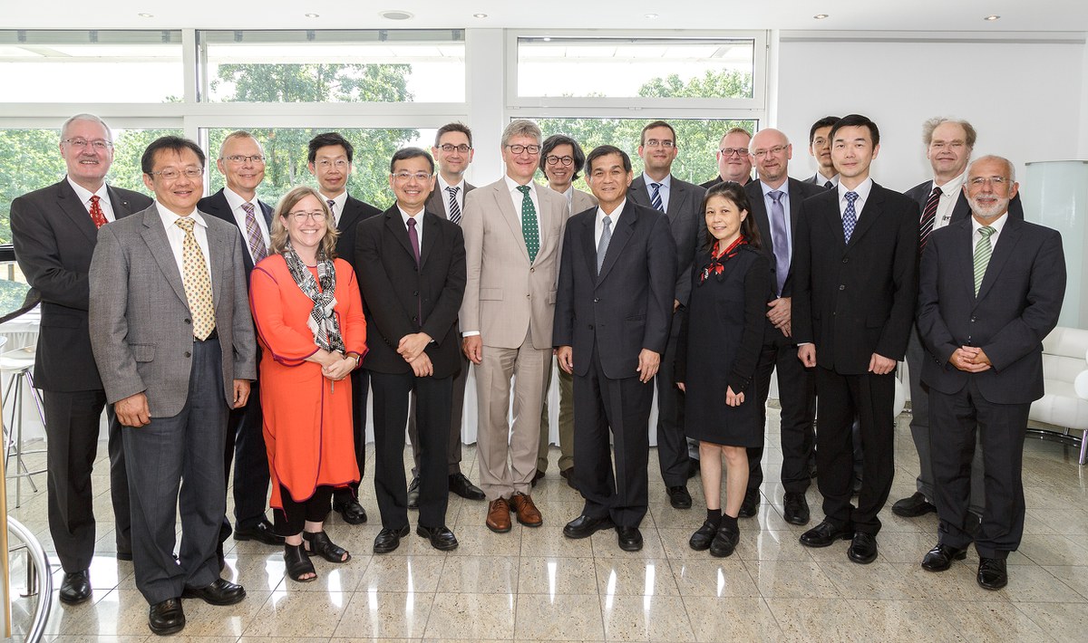 Chairman of the Board of Directors Prof. Wolfgang Marquardt (8th from the left) and representatives of Forschungszentrum Jülich with the delegation headed by the Taiwanese Minister of Science and Technology, Prof. Hung-Duen Yang (10th from the left)