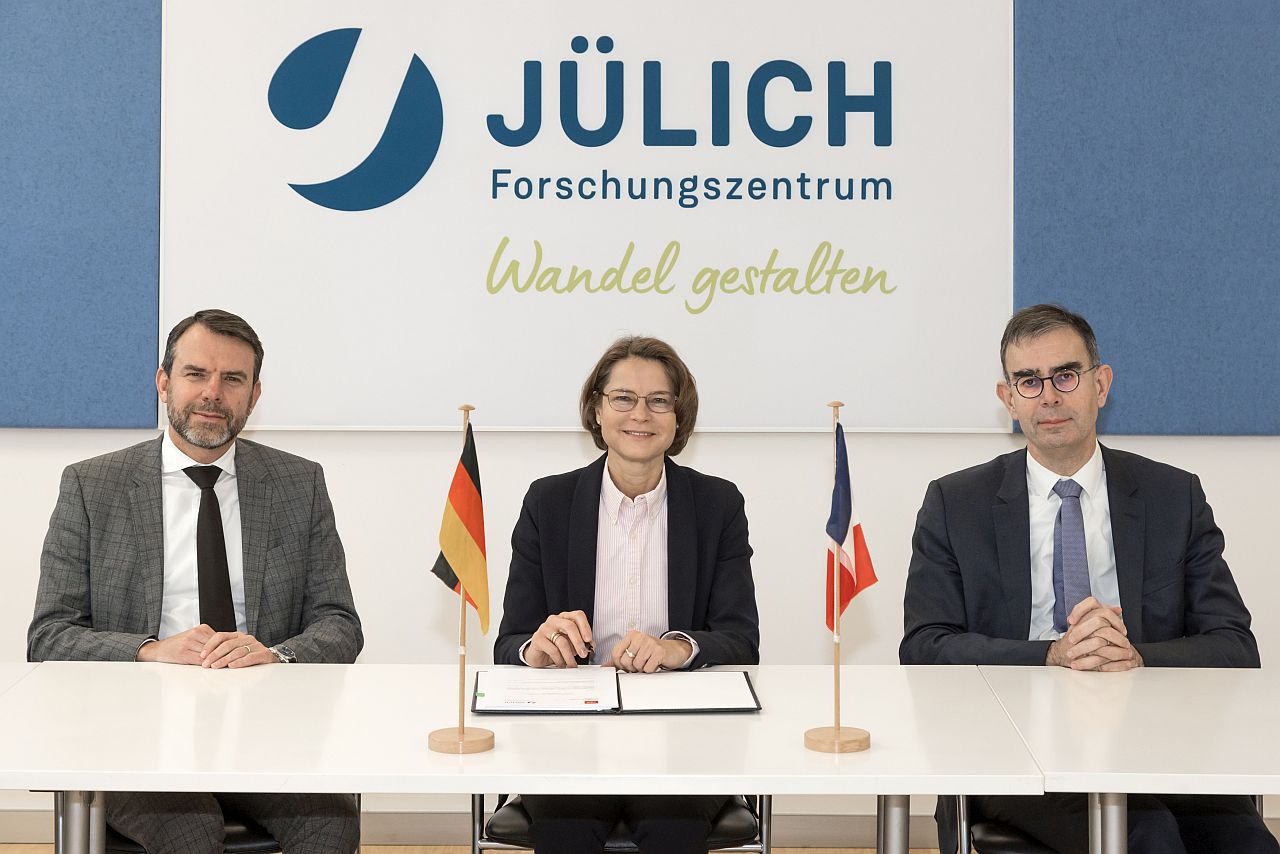 Successful contract extension: CEA and FZJ intensify cooperation in key areas of research