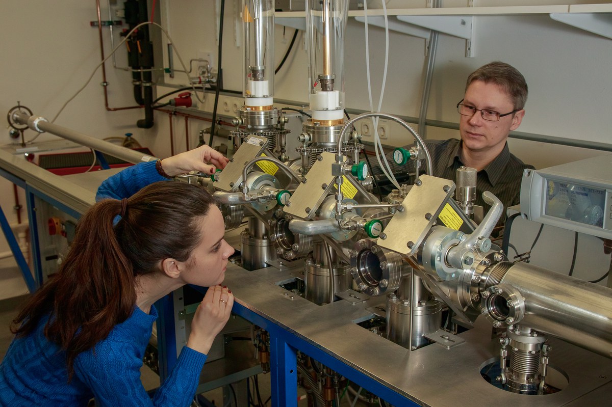 Zur Herstellung der dünnen YBCO-Schichten nutzten Dr. Matvey Lyatti, Dr. Irina Gundareva und ihre Kollegen ein am Jülicher Institut entwickeltes Sputtersystem.