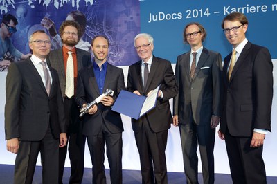Dr. Benjamin Stadtmüller bekommt den Exzellenzpreis überreicht