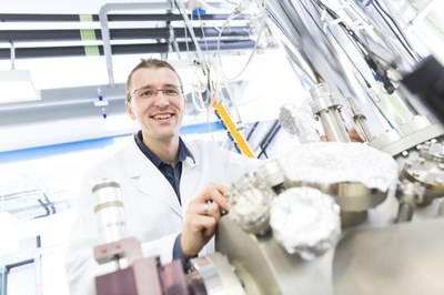 Dr. Christian Wagner am Rasterkraftmikroskop