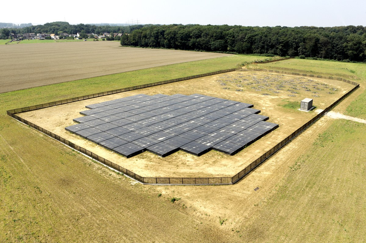 Die Jülicher LOFAR-Station DE605 besteht aus zwei Antennenfeldern zur Messung hoher und niedriger Frequenzen. Der Container in der Mitte enthält Elektronik zur Verarbeitung der Signale der einzelnen Antennen.