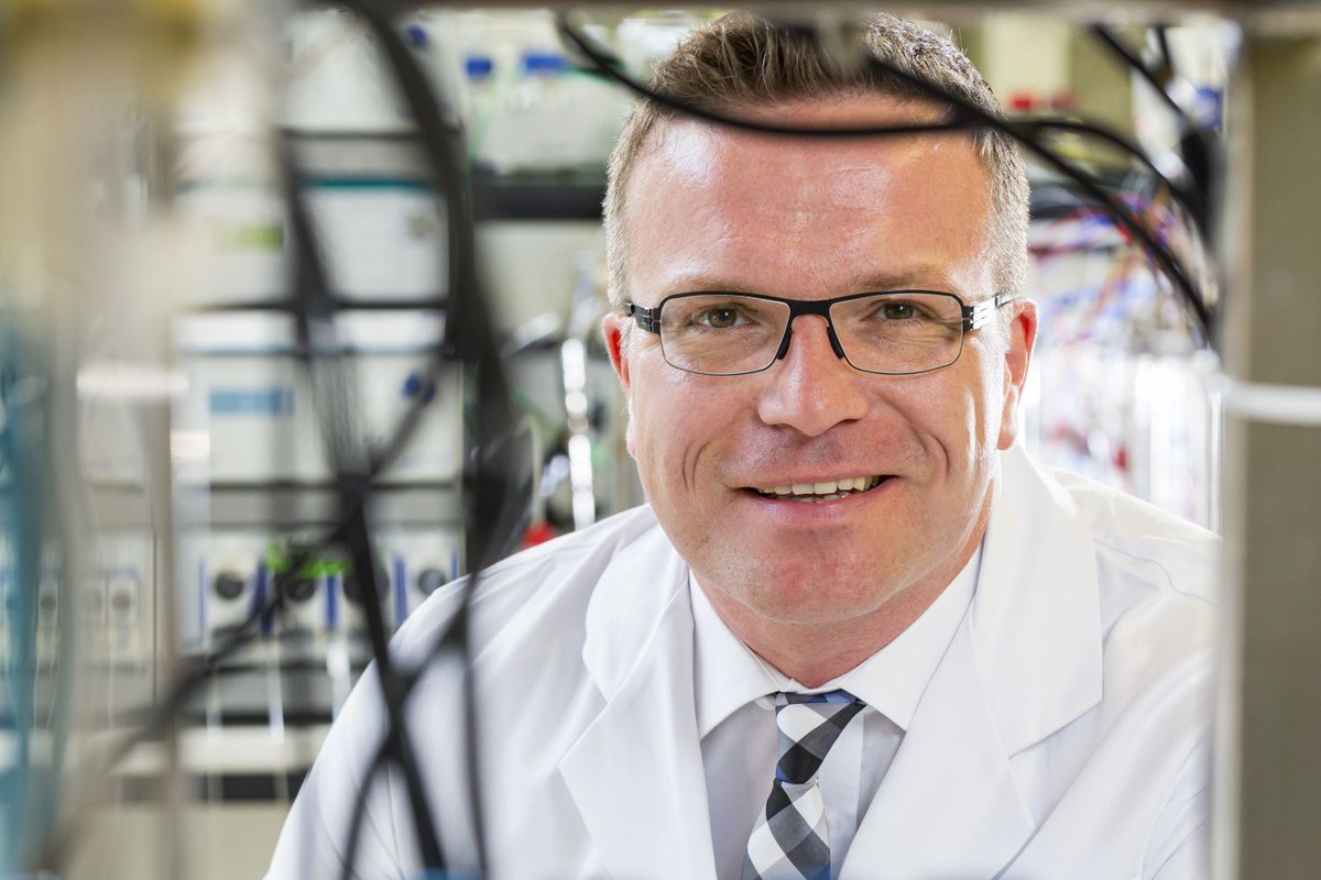 Prof. Jan Marienhagen, Leiter der Forschergruppe "Synthetische Zellfabriken" am Institut für Bio- und Geowissenschaften - Biotechnologie.