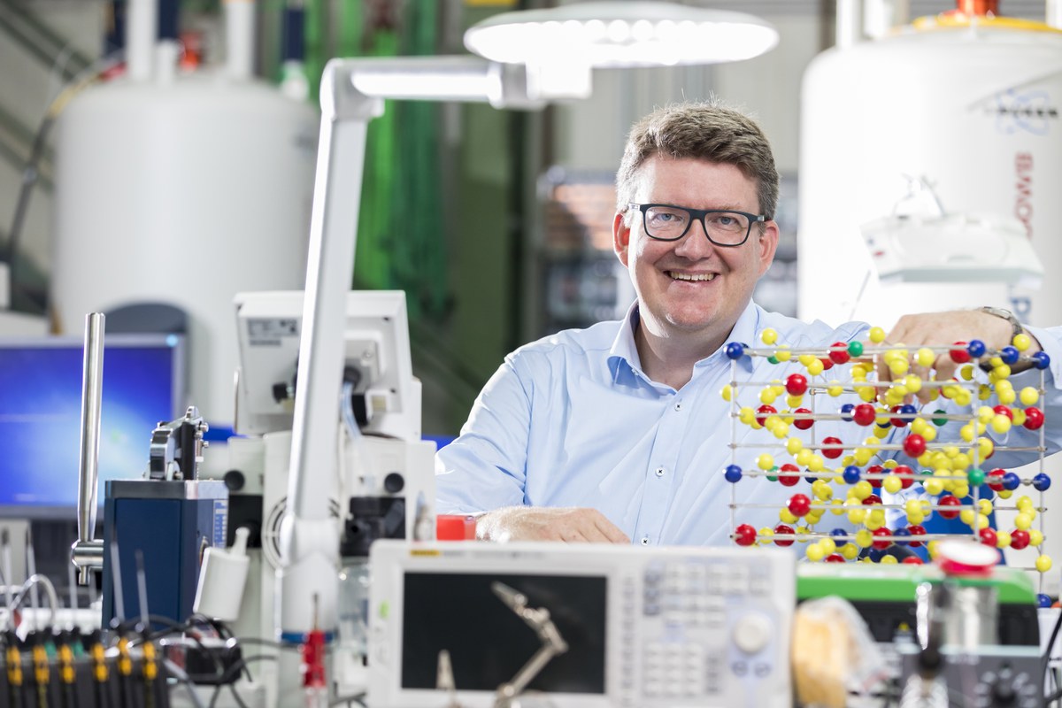 Prof. Rüdiger Eichel, Institutsleiter des IEK-9 am Forschungszentrum Jülich und Sprecher des Topics "Batteriespeicher" der Helmholtz-Gemeinschaft, mit einem Modell des Festkörperelektrolyten.