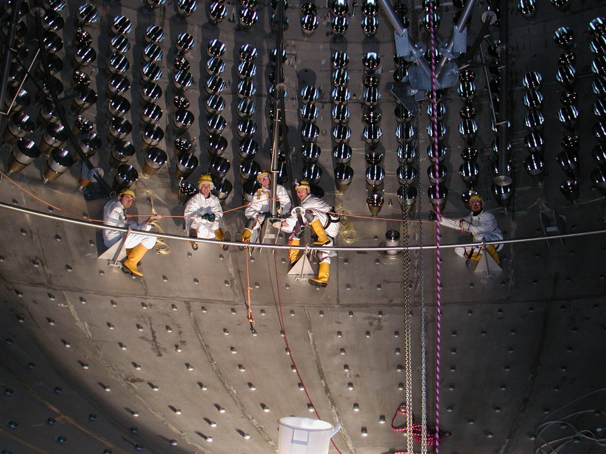 Die Szintillator-Flüssigkeit im Inneren des Borexino-Detektors leuchtet bei den seltenen Reaktionen mit Neutrinos auf, was von rund 2000 hochempfindlichen Lichtdetektoren in der Wand der umschließenden Edelstahlkugel gemessen wird.
