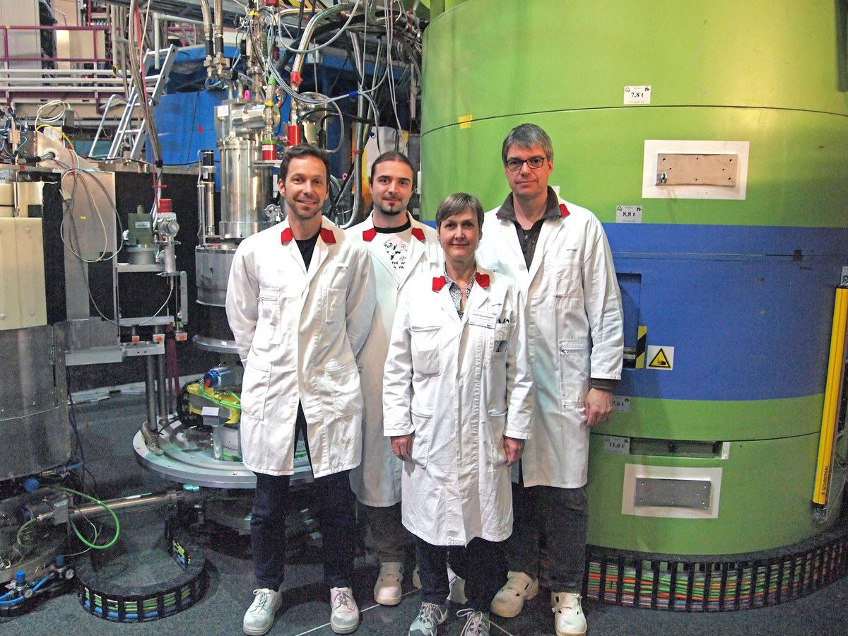 Die beteiligten Wissenschaftler vor dem Neutronendreiachsenspektrometer PANDA im Heinz Maier-Leibnitz Zentrum Garching
