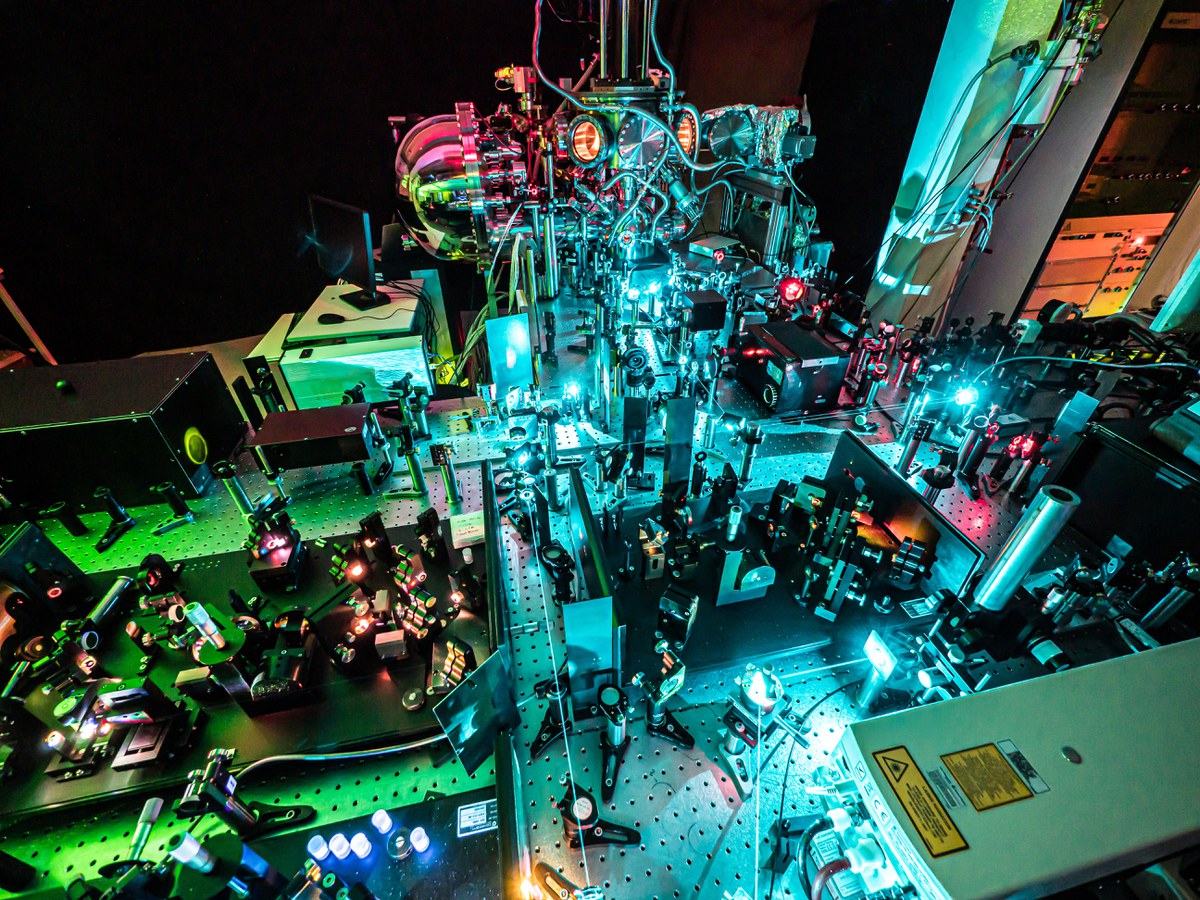 Die Wissenschaftler verfolgten die Orbital-Tomogramme mit ultrahoher Auflösung durch die Zeit. Die Elektronen in den Molekülen wurden dafür mit Femtosekunden-Laserpulsen in ein anderes Orbital angeregt.