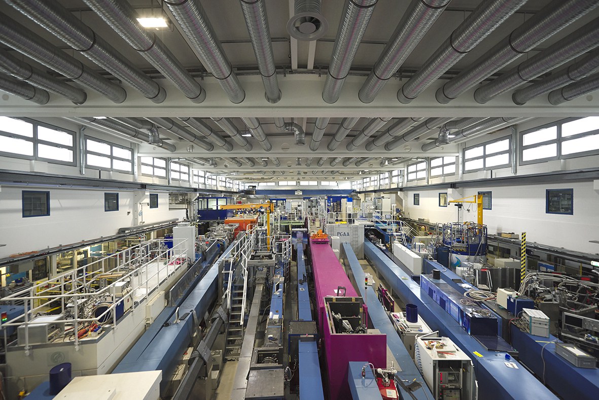 Ein Blick in die Neutronenleiterhalle zeigt einen Teil der am MLZ verfügbaren rund 30 Neutronenstreuinstrumente.