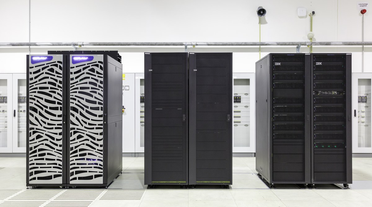6 Racks: 2 von JULIA, 2 des gemeinsam genutzten Speichersystems, 2 von JURON