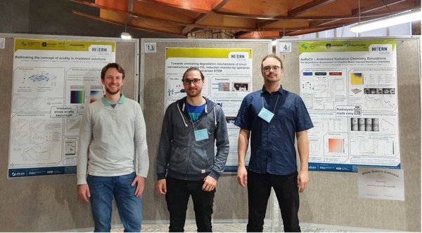 Birk Fritsch (left), Andreas Hutzler (center), and Andreas Körner (right) in front of their Posters at the Gordon Research Conference on Liquid Phase Electron Microscopy 2022.
