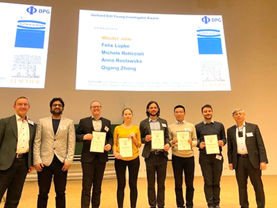 Von links nach rechts: Wolf Widdra (Vorsitzender des Preiskomitees), Biswanath Dutta (Verleger, Elsevier), Wouter Jolie (Preisträger), Anna Rosławska, Felix Lüpke, Qigang Zhong, Michele Reticcioli und Ulrich Höfer (Vorsitzender der DPG-Fachgruppe Oberflächenwissenschaften)